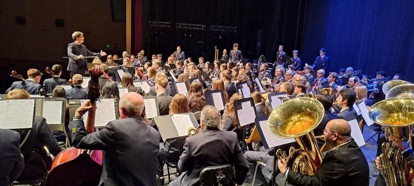 CULTURA - 👉 El ple de Riba-roja de Túria dedica el nom de 🎼 Banda de Música a una plaça 📍 situada al costat de l'Estació per a reconéixer i agrair la labor i la trajectòria de l'entitat musical.
➕ℹ️ en 🔗: acortar.link/xOOmiU