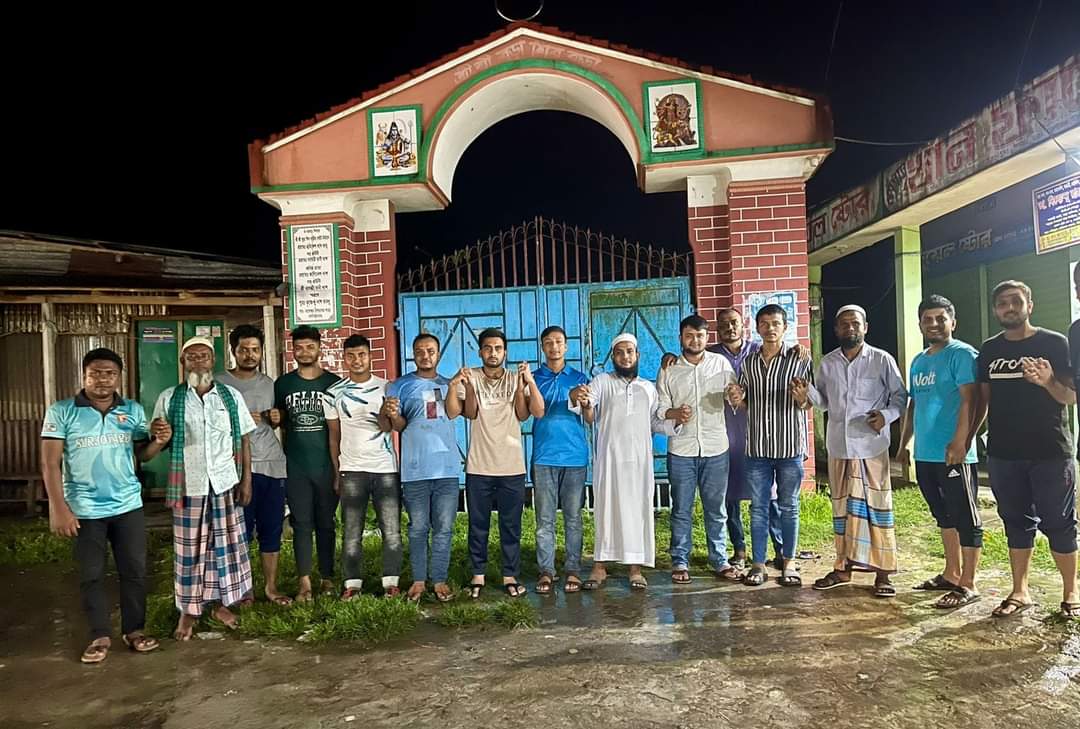 Spike__Suvo's tweet photo. @VoiceofHindu71 @USAmbBangladesh @amnestyusa @hrw @UNHumanRights @UN Don't spread any rumors. Stop playing dirty politics.  Whole Bangladesh was affected for recent circumstances a day before. There weren't any religion discrimination at all. And for this rumors maximum temples are protected by Bangladeshis https://t.co/A5scNxmjIe