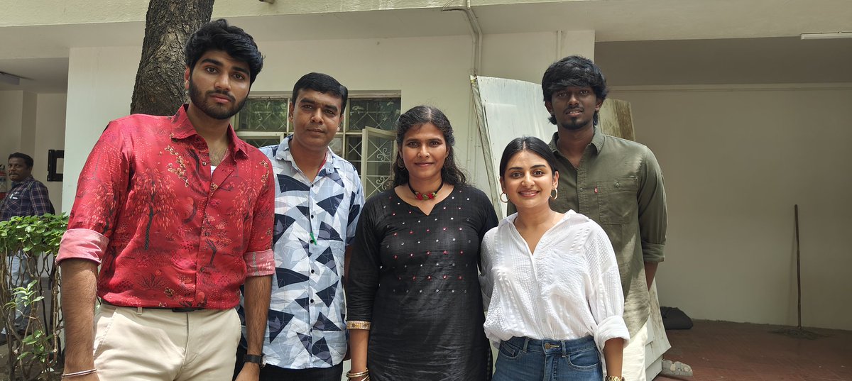 meenakshisundaram (@meenakshinews) on Twitter photo #Minmini 4/5
#மின்மினி
வாவ்...அழகான, அற்புதமான பயணத்தை, நட்பை சொல்கிற கதை
படம் பார்த்து முடி ந்தவுடன் நாமும் இமயமலைக்கு பைக்கில் பயணம் செய்யணும். பழைய நண்பர்களை பார்க்கணும்னு உணர்வு வருகிறது. ஒளிப்பதிவு, நடிப்பு, பாடல்,.பின்னணி இசை, கரு அருமை. கிளைமாக்ஸ் செம #Minmini 4/5
#மின்மினி
வாவ்...அழகான, அற்புதமான பயணத்தை, நட்பை சொல்கிற கதை
படம் பார்த்து முடி ந்தவுடன் நாமும் இமயமலைக்கு பைக்கில் பயணம் செய்யணும். பழைய நண்பர்களை பார்க்கணும்னு உணர்வு வருகிறது. ஒளிப்பதிவு, நடிப்பு, பாடல்,.பின்னணி இசை, கரு அருமை. கிளைமாக்ஸ் செம