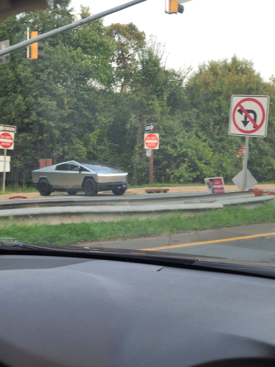 ToonesToons's tweet image. The whole car pointed and laughed lmao