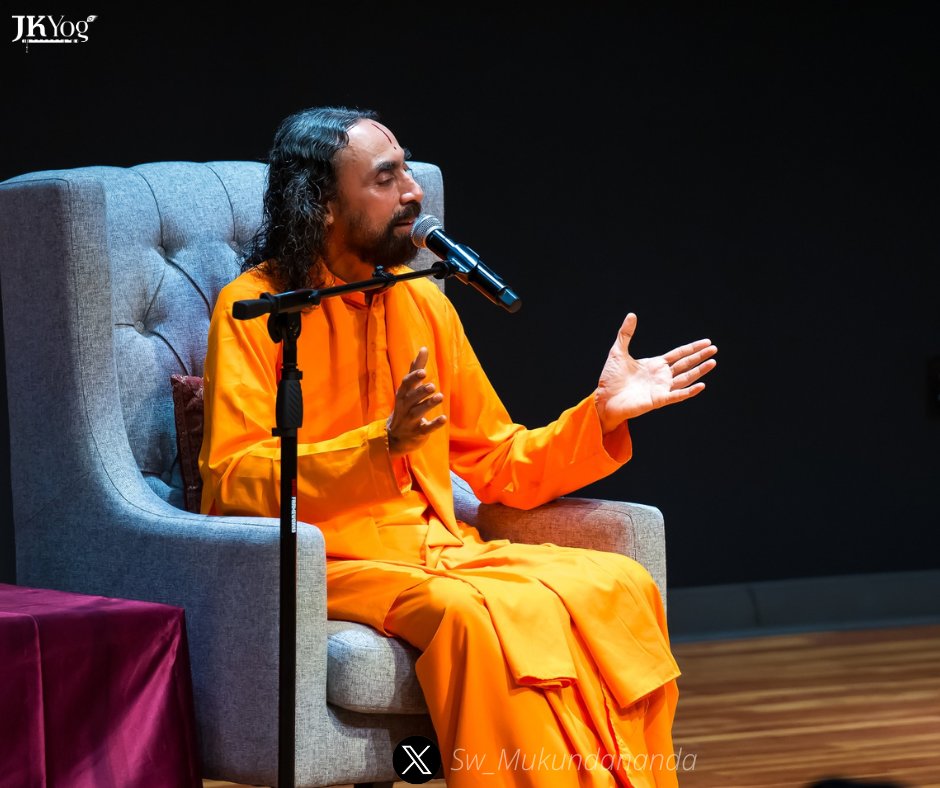 Sw_Mukundananda's tweet image. Negative thoughts in the mind lead to a serious problem. When a particular emotion is repeated multiple times, a neural pathway gets etched, and the brain gets conditioned to form an attitude.
#SwamiMukundananda #mentalhealth #PowerOfThoughts