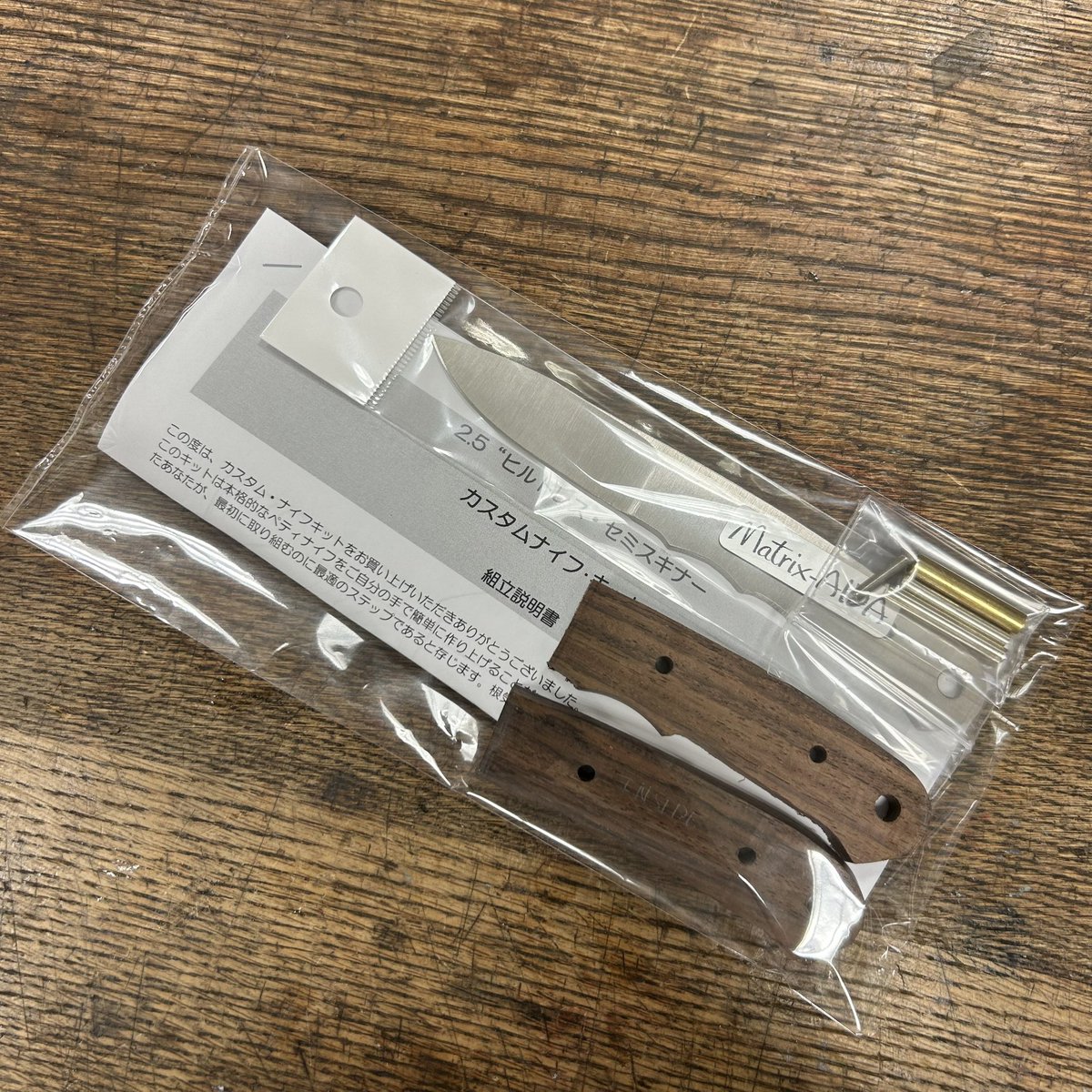 matrixaida's tweet photo. 初心者向けナイフキットのプロトタイプができました。今回は試験的販売価格で5500円です。

鋼材は420J2で熱処理済み。ベースとなる刃付けもされているので、そのままでも使えますし、自分で砥石で軽く研げばより鋭くなります。

ハンドルのカスタマイズもお好みで出来ます！

https://t.co/QGWwIyriHS https://t.co/NnBVZDohHC