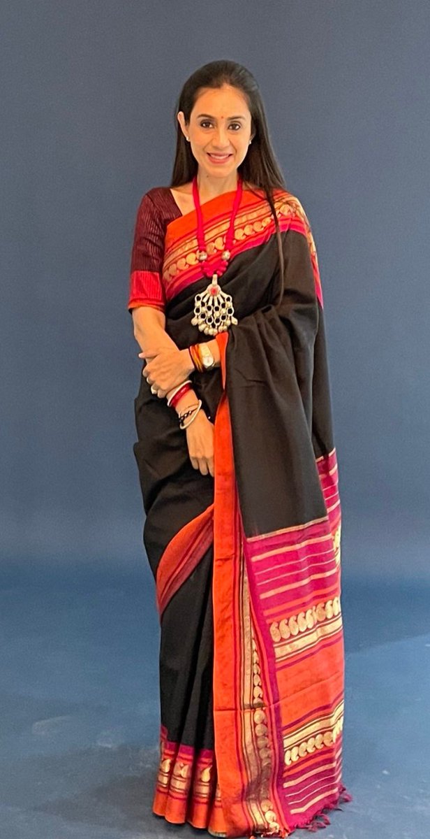 mantusharma31's tweet image. Always looking gorgeous in a saree, that's @aprakuchhal for you! ❤️

handloom saree makes a woman even more beautiful.

#NationalHandloomDay #handloomsarees
#PictureOfTheDay