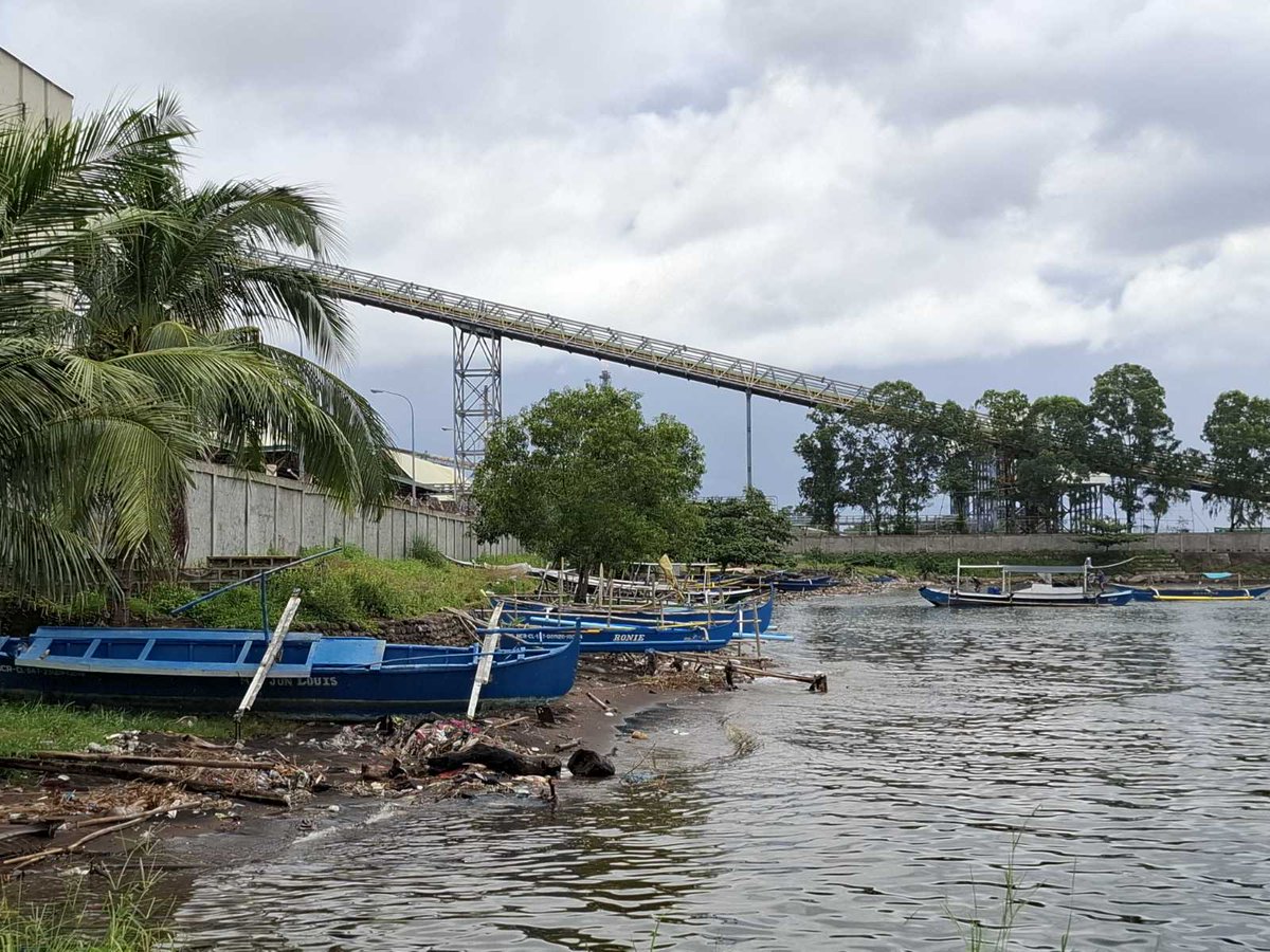 PTVph's tweet photo. TINGNAN: Itinabi muna ng ilang mangingisda sa Barangay Lamao ang kanilang bangka habang hindi pa naiaalis ang lumubog na MT Terranova sa Limay, Bataan.

Ang ilan sa kanila ay humanap muna ng ibang pagkakakitaan. | via Bernard Ferrer https://t.co/viGFEx6uly