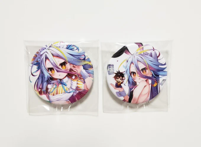 コミケで配布予定の缶バッジ届きましたー 飾りやすいスタンドとボールチェーン付きです! 印刷きれいで色味もいい感じでお気に入り! #C104