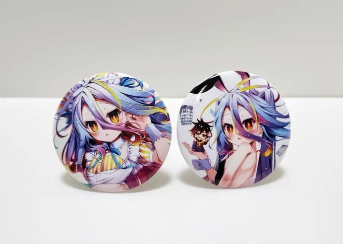 コミケで配布予定の缶バッジ届きましたー 飾りやすいスタンドとボールチェーン付きです! 印刷きれいで色味もいい感じでお気に入り! #C104