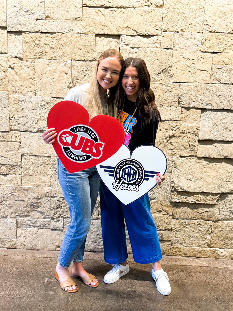 misscoltharp's tweet photo. Convocation 💙🤍  #iloverockwallisd #hammfam #hammheroes @rockwallschools @LindaLyonES ❤️ https://t.co/UKwKTZr4oC