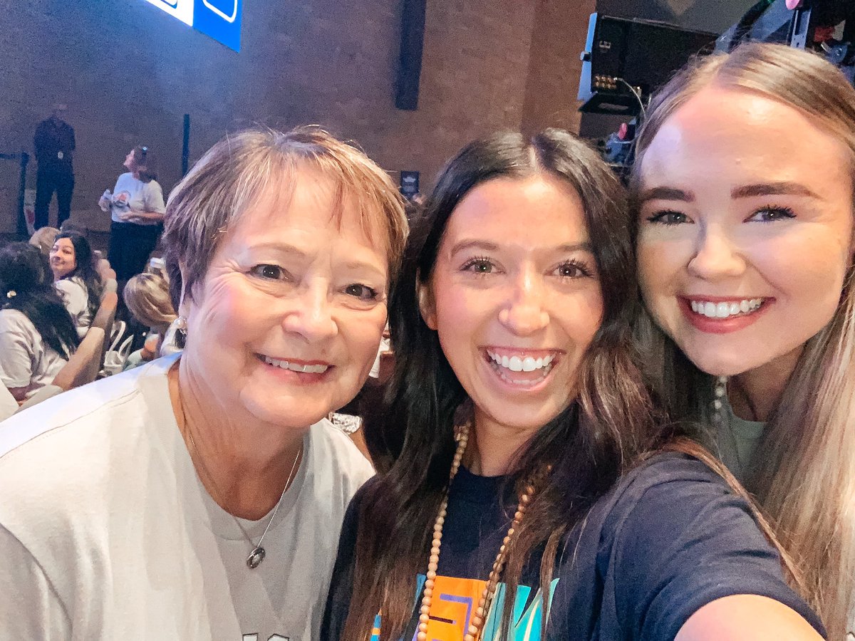 misscoltharp's tweet photo. Convocation 💙🤍  #iloverockwallisd #hammfam #hammheroes @rockwallschools @LindaLyonES ❤️ https://t.co/UKwKTZr4oC