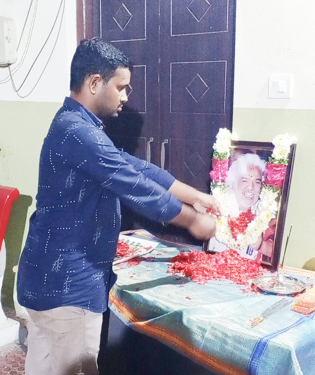 bandaru1993's tweet photo. ఎంతవరదాకనైతే జీవులు ఆకలితో అలమటిస్తాయో
అంతవరదాక పోరాటం ఉంటది - గద్దర్
మొదటి వర్ధంతి సందర్బంగా
మీకు ఇవే మా జోహార్లు....✊
#Gadder https://t.co/zJrH1ProQI