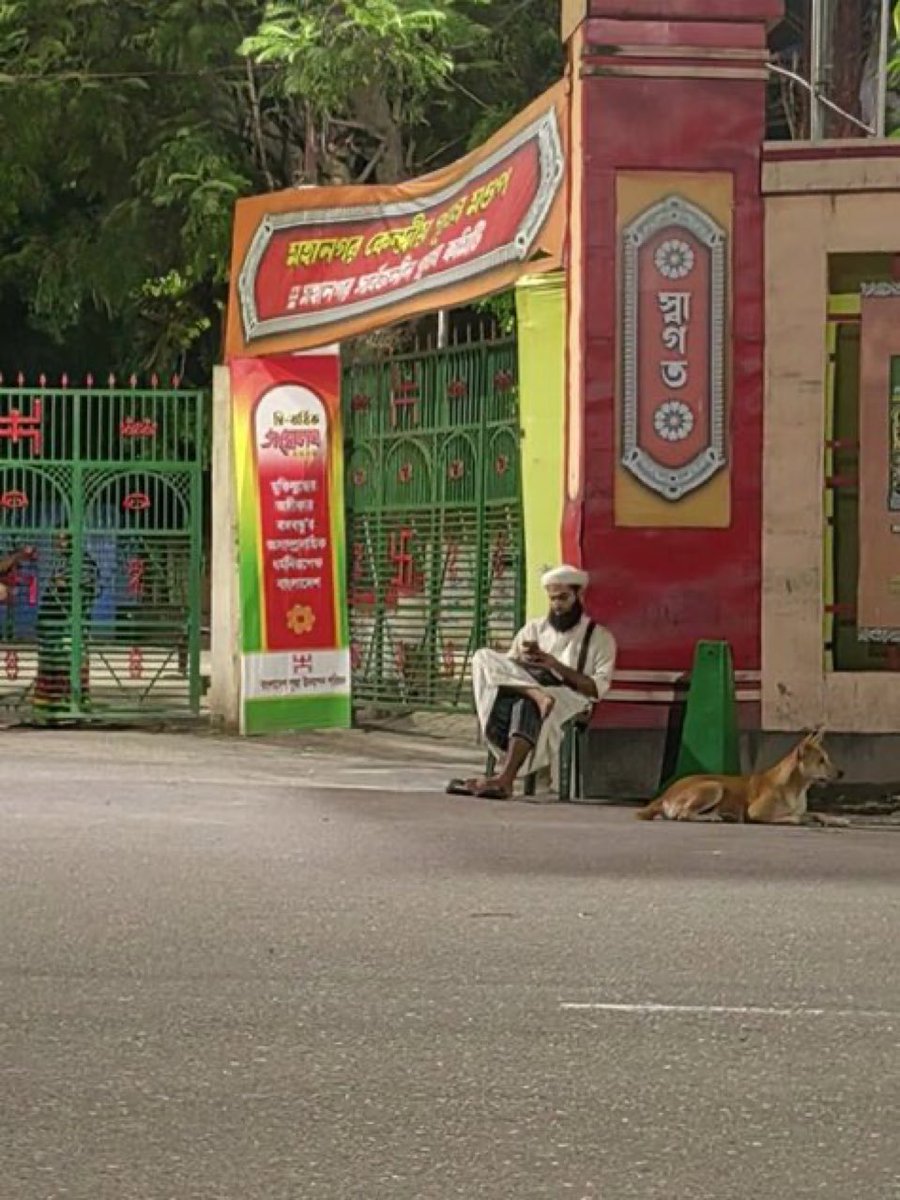 FactSlayerr's tweet photo. Madrasa students are guarding temples.
But #ElvishYadav gawar lukka is spreading lies &amp; creating this Hindu vs muslims. PATHETIC
BJP DOGS SHOULD STOP SPREADING MISINFORMATION
#ElvishYadav #ProtectAllFaiths #SafeBangladesh #NationalUnity #CommunalHarmony #HindusAreSafeInBangladesh https://t.co/NqVxCfPchU