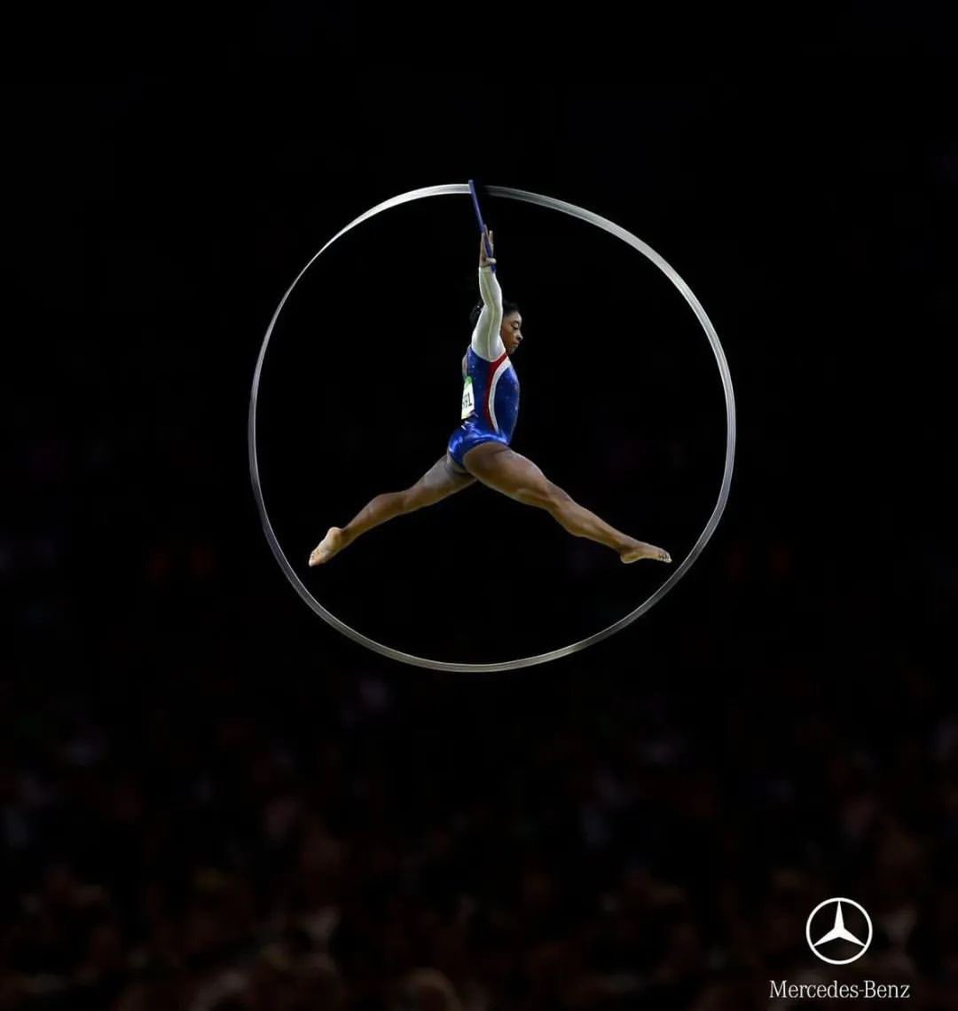 La colaboración entre #MercedesBenz y #SimoneBiles demuestra cómo el #marketing minimalista puede ser altamente efectivo. 

🤔 Al centrarse en la esencia de la marca y la influencia de Biles, la campaña logra un impacto significativo sin necesidad de elementos excesivos.