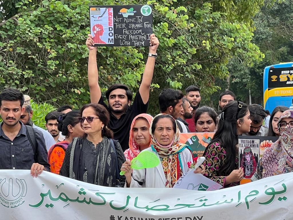 iDrMaryam's tweet image. -United for a cause, marching as one!
Hamdard University’s departments stood in solidarity with Kashmir, raising voices for freedom &amp;amp; justice.

#KashmirSolidarity #HamdardUniversity #UnityForKashmir #StandWithKashmir