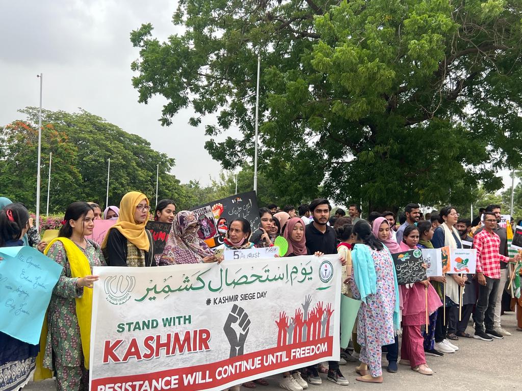 iDrMaryam's tweet image. -United for a cause, marching as one!
Hamdard University’s departments stood in solidarity with Kashmir, raising voices for freedom &amp;amp; justice.

#KashmirSolidarity #HamdardUniversity #UnityForKashmir #StandWithKashmir