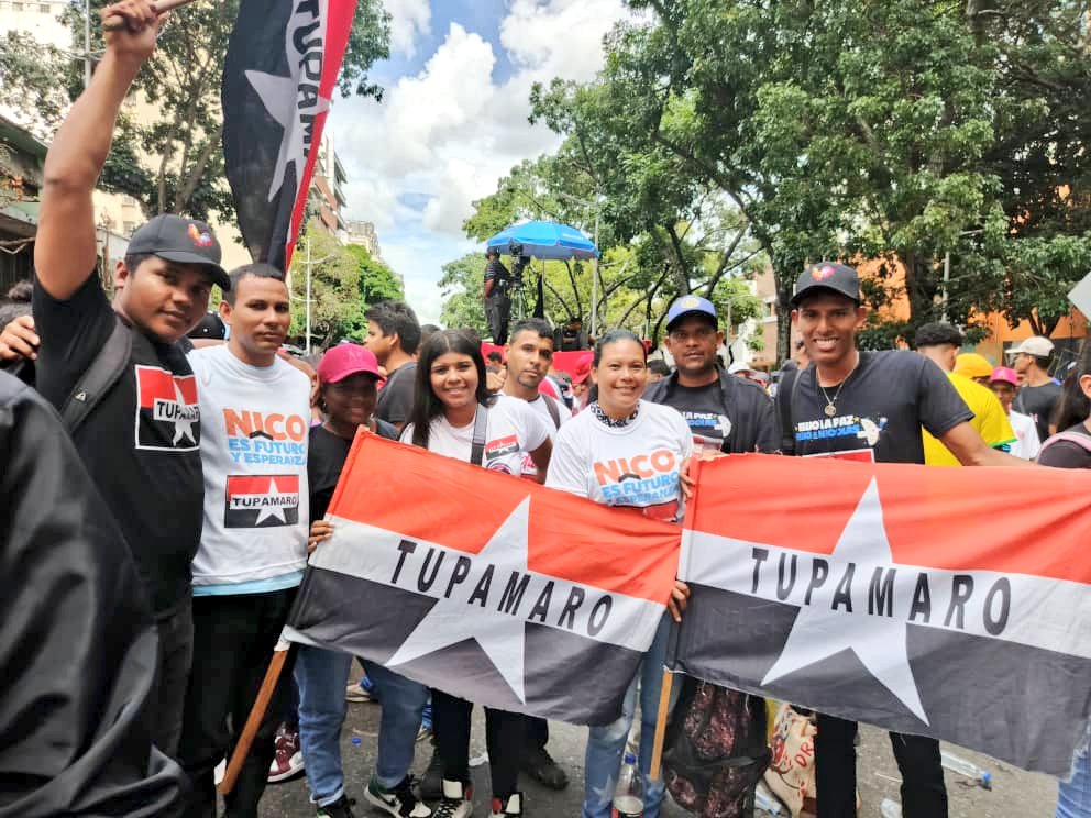 AnzoateguiMrt3's tweet photo. ¡Juventud Patriota! 🚩🏴

Con la alegría de una tarde lluviosa nuestra juventud Rebelde participó en el encuentro del Presidente @NicolasMaduro en la Gran Marcha de la Juventud y los Estudiantes Venezolanos por la defensa de la Paz.

#TupamaroConNico https://t.co/FMI6QWttPo