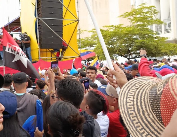 AnzoateguiMrt3's tweet photo. ¡Juventud Patriota! 🚩🏴

Con la alegría de una tarde lluviosa nuestra juventud Rebelde participó en el encuentro del Presidente @NicolasMaduro en la Gran Marcha de la Juventud y los Estudiantes Venezolanos por la defensa de la Paz.

#TupamaroConNico https://t.co/FMI6QWttPo