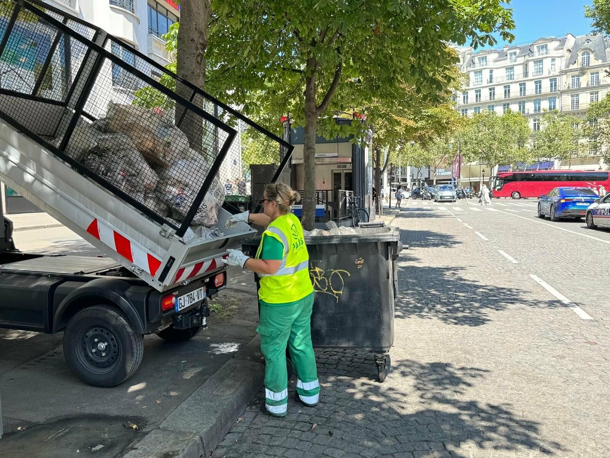 LeParisien_75's tweet photo. « Il n’y a pas un papier qui vole ! » : à Paris, les agents de propreté sont à pied d’œuvre pour les JO
➡️ https://t.co/e5kCwcMWhh https://t.co/Um8uEFv7BY
