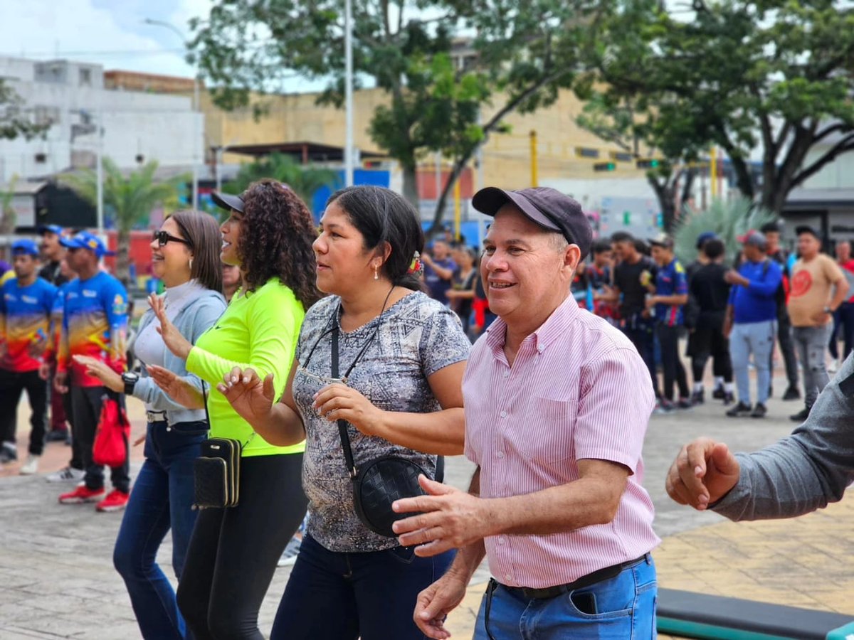 Cultores y deportistas respaldan a Nicolás Maduro y piden paz para Venezuela
lc.cx/fDqvGD