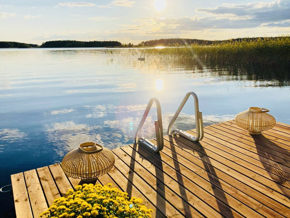 Toinen työpäivä alkamassa tänään kesäloman jälkeen. Mukava taas kääntää katse työasioihin, koska lomalla sai olla ja kulkea kiireettömästi jokaisesta hetkestä nauttien. Pakko kuitenkin myöntää, että katselen heti aamusta tuota laiturin kuvaa. Hiukan haikeana.🌿🪷💚#huomenta