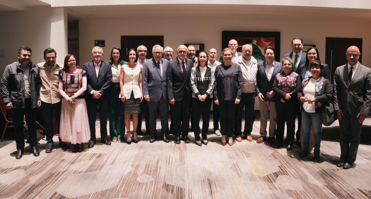 enteratealdia.com.mx
El Gobernador de Sinaloa Ruben Rocha Moya se reúne con la Presidenta Electa de México Claudia Sheinbaum. 
facebook.com/share/p/Vx2Na2…
<a href="/AlertaQro/">AlertaQro Noticias</a> <a href="/DiariodeYucatan/">Diario de Yucatán</a> <a href="/diariodejuarez/">El Diario de Juárez</a> <a href="/rochamoya_/">Rubén Rocha Moya</a> <a href="/8adeltadriana/">Adriana Ochoa</a>