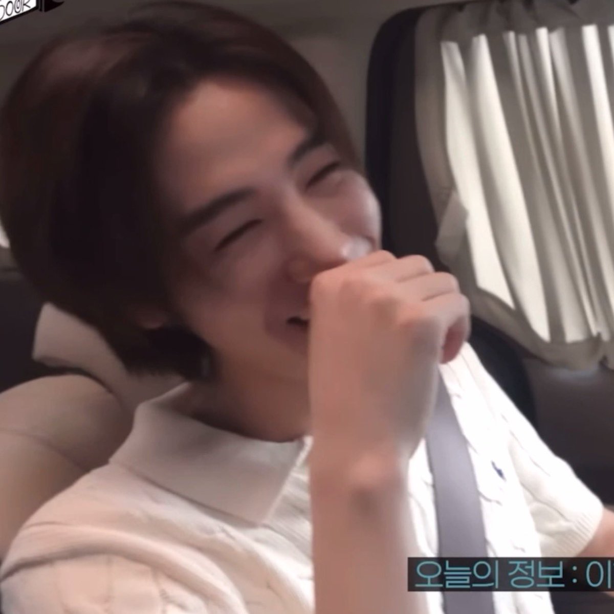 이 하얀색 폴로니트 입은 이한이 너무 예쁨