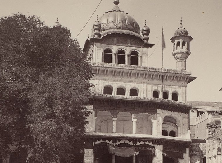 SnippetsOPunjab's tweet image. votive offerings and cast them on the sheet in front of the book. Flowers that have lain under the holy volume are given in return. Popular devotion seems to take the form of worship of the temple and the book. All Sikhs rest their foreheads on the ground, and kiss its…