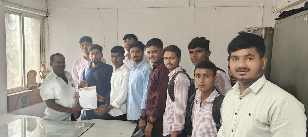 AbvpDeogiri's tweet photo. आष्टी येथील पंडित जवाहरलाल नेहरू कनिष्ठ महाविद्यालयातील विद्यार्थ्याला ज्ञानार्जना दरम्यान सर्पदंश झाल्याचा धक्कादायक प्रकार घडला. म्हणून अभाविप आष्टी शाखेच्यावतीने महाविद्यालयाला निवेदन देण्यात आले. यावेळी अभाविप बीड विभाग संयोजक स्वप्निल बगाडे, जिल्हा संयोजक बळीराम सानप, आष्टी शहरमंत्री सागर तोडकर, विद्यार्थी व अभाविप कार्यकर्ते महाविद्यालयातील विद्यार्थी उपस्थित होते.