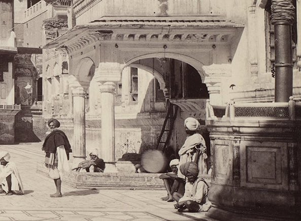 SnippetsOPunjab's tweet image. gateway. The pavement in front is very handsome. Here is the baptistry of the Sikhs. In the palace are shown the swords of the Gurus, and their other weapons; some of the later teachers of the sect were better as soldiers than as preachers. The place of rest at night for the…