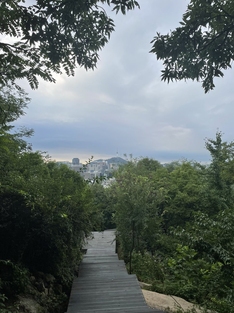 akffl's tweet photo. 인왕산길 자연 그대로의 흙과 바위가 있는 길(데크를 깔기 전)이 아닌 지금 현재 거의 공사가 마무리된 데크가 깔린 길을 더 좋아하는 사람이 있을 수는 있겠지만, 나는 데크를 까는데 세금을 쓰는 것에 절대 반대하는 시민이다. 이전 오솔길이 위험하지 않으면서도 아름다웠기 때문이다.@jongno_arch https://t.co/n1lxsOQOxR