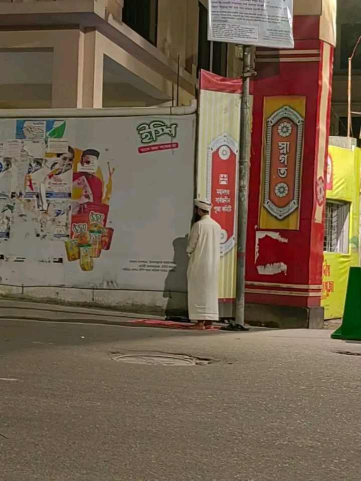 sapphire_2602's tweet image. A muslim is praying salah in front of a "mandir" while guarding it !

#WeStandWithMinorities 
#StopIndianPropaganda
#HindusAreSafe