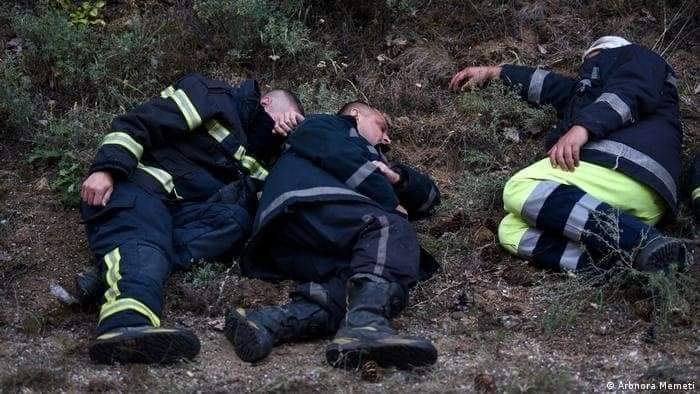 Некои си лежат по плажи, некои си одат на викенд одмор.
За овие преморени херои работното време е завршено кога ќе се згасне и последниот пожар.
