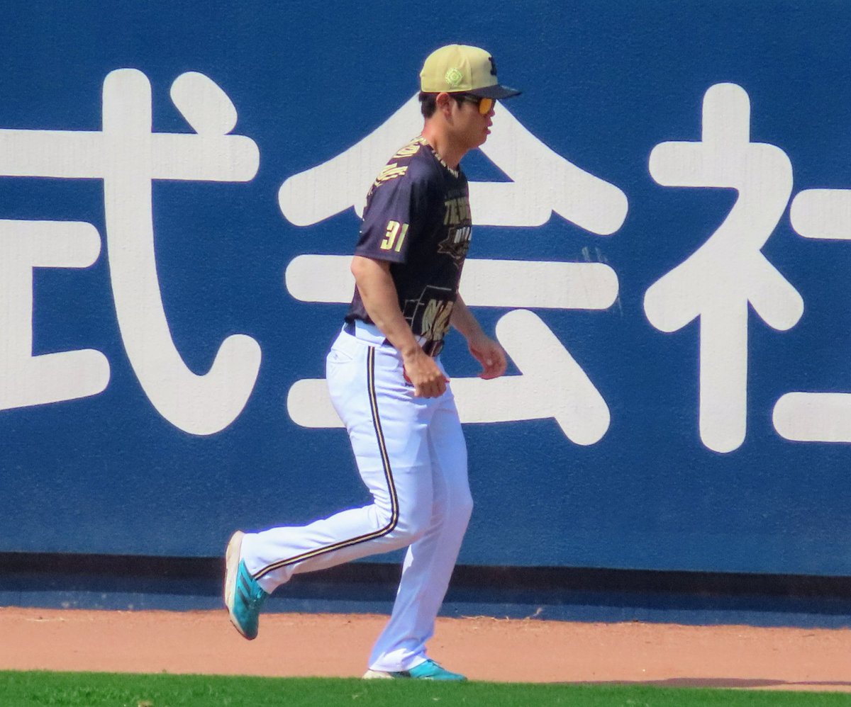 bsoze41's tweet photo. きょうの舞洲⚾️
太田椋選手がグラウンドへ。実戦復帰へ向けてイメージトレーニング！？早期回復を願います！ https://t.co/Exr4yMIhoU