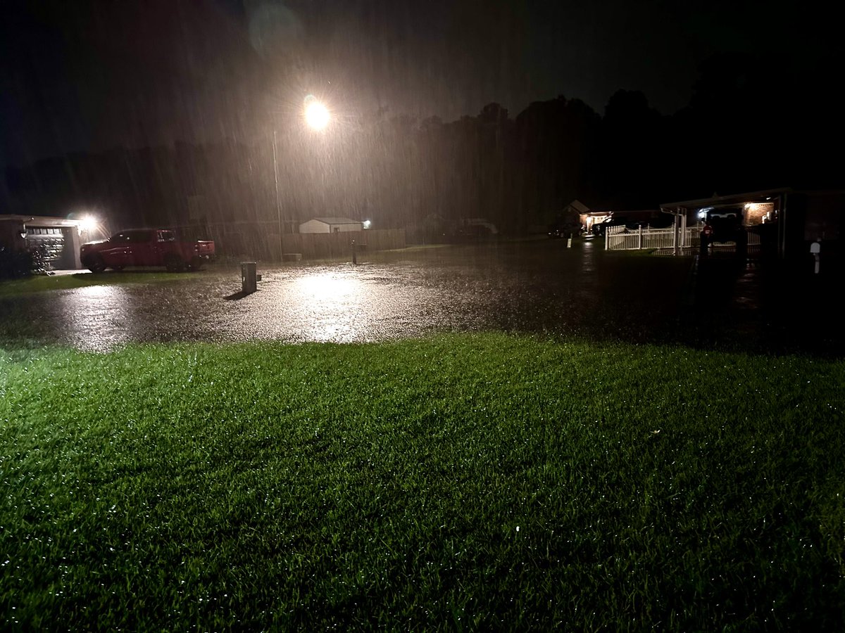reneacamper's tweet photo. The flood is here in Hinesville, GA. Praying 🙏🏽 @WSAV https://t.co/ofBcVFeWvO