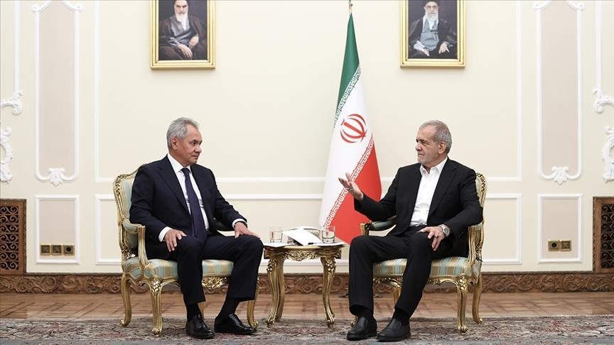 قائد القيادة الوسطى الأمريكي مايكل اريكوريلا التقى برئيس الأركان الصهيوني في فلسطين المحتله!

والتقى امين مجلس الامن الروسي سيرغي شويغو بالرئيس الايراني في طهران!

تدخل روسيا بهذا التوقيت خطير جدا!
#الساعات_القادمة 
#غزة 

ايران حليفة أمريكا وروسيا وإسرائيل وكوريا الساحلية!