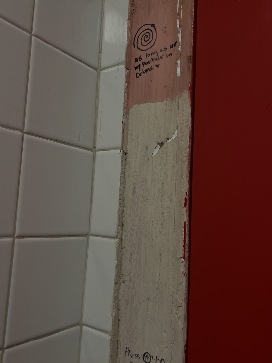 myangelxox's tweet image. saw this in a bathroom in ventura i literally FREAKKEDDDDD
#LifeIsStrange