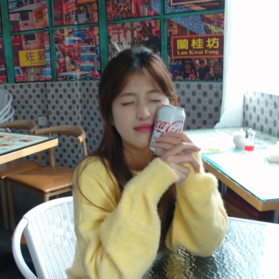 ยังไงดี น้องเป็นกล้องแต่ฟังก์ชั่นเยอะ ดูวิดีโอได้ ถ้าไม่อยากเป็นใช้เป็นกล้องสามารถใช้เป็นเครื่องเล่นเสียงได้ มีที่เสียบหูฟัง ดีไซน์น่ารักมากกก💗✨