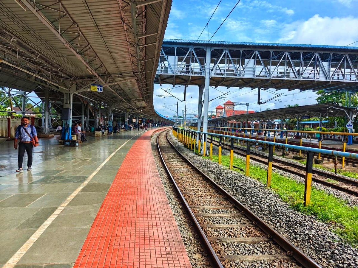 DRMPalghat's tweet image. Kozhikode Railway Station , the charming gateway to the Malabar coast stands as a testament to beauty and cleanliness.

#southernrailway #indianrailway 
#KozhikodeRailwayStation