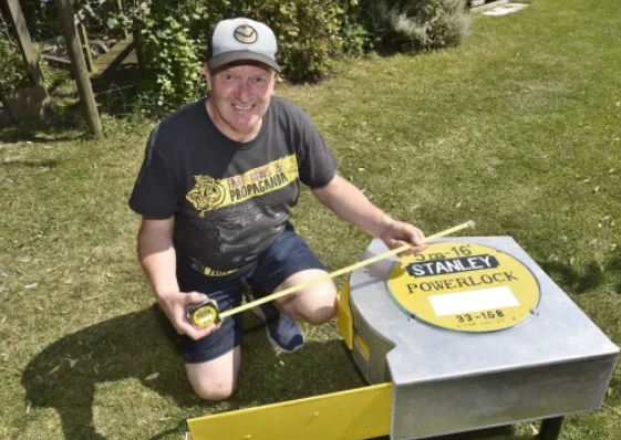 Retired man spends his time building giant life-like household objects.  Brilliant but pointless!  #wtf <a href="/forthone/">Forth 1</a> <a href="/BoogsTweets/">Boogie 📻</a>