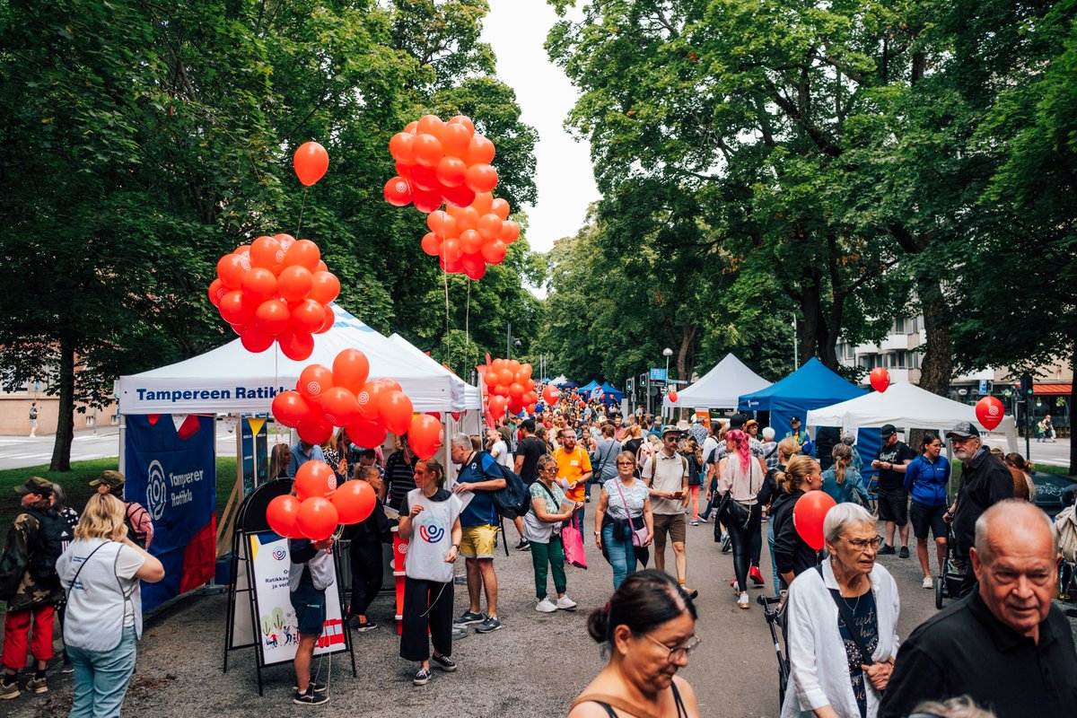 ✨Muistellaanpa hetki vanhoja. Tasan vuosi sitten (6.8.2023) vietimme Hämeenpuistossa Santalahden liikennöinnin aloittamisen kunniaksi iloista Ratikkajuhlaa. Varsinainen liikennöinti Santalahteen aloitettiin 7. elokuuta 2023. Olitko mukana juhlahumussa? #TampereenRatikka #Tampere