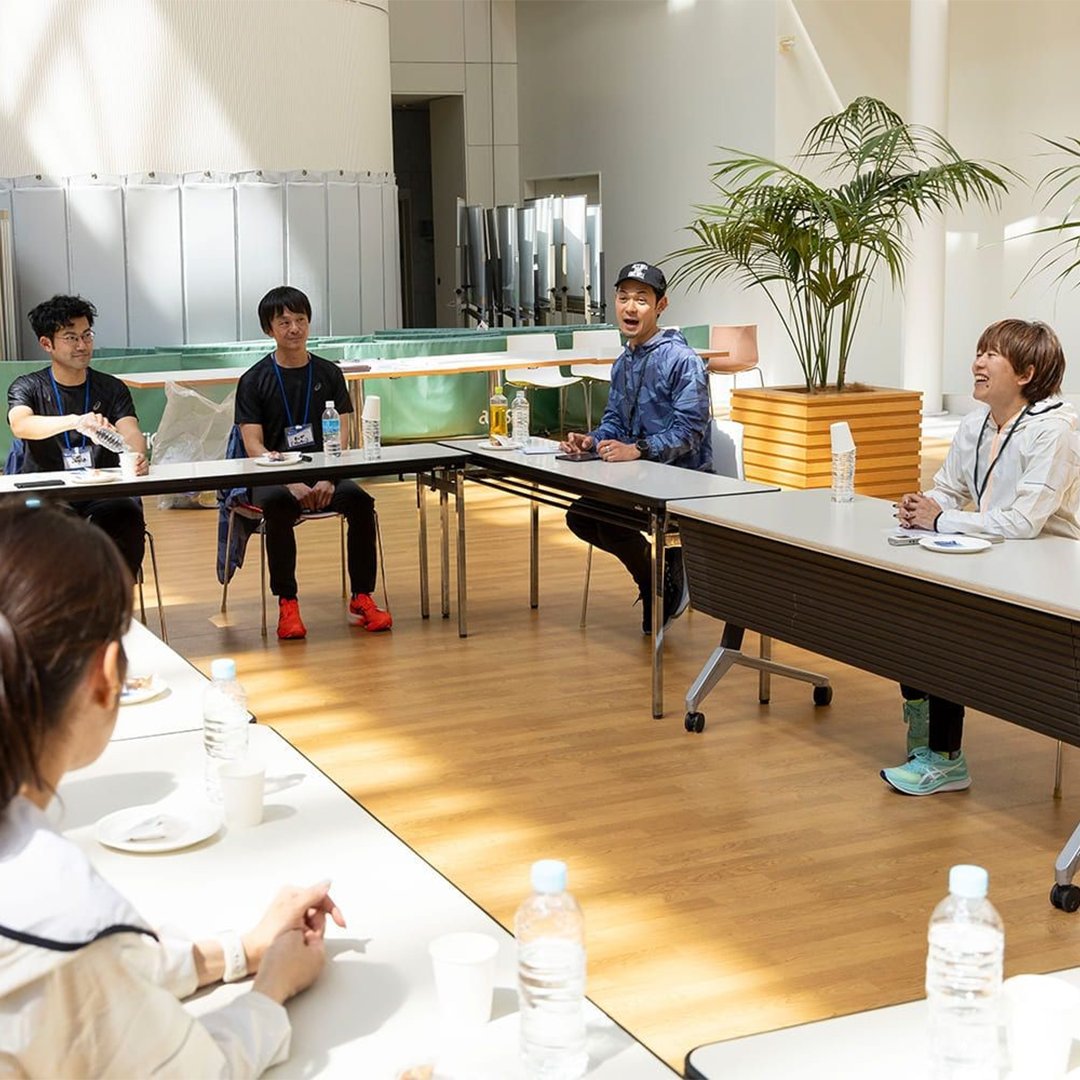 ASICSRunningJP's tweet photo. 【#野口みずき さん登場|会員限定イベント】
OneASICS会員限定で「カラダもココロも弾む、トークセッション&ランニング」を開催。
直接ランニングのお悩み相談をしたり、一緒にウォーミングアップやランニングを楽しむ参加者の様子をお届け。
#ASICSBlog
▼イベント詳細や参加者の声をチェック