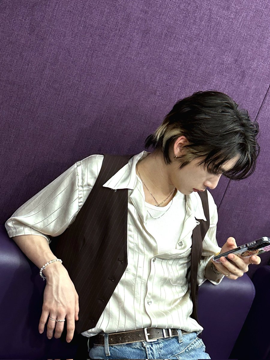 Lost in the digital world, seeing life through my screen.