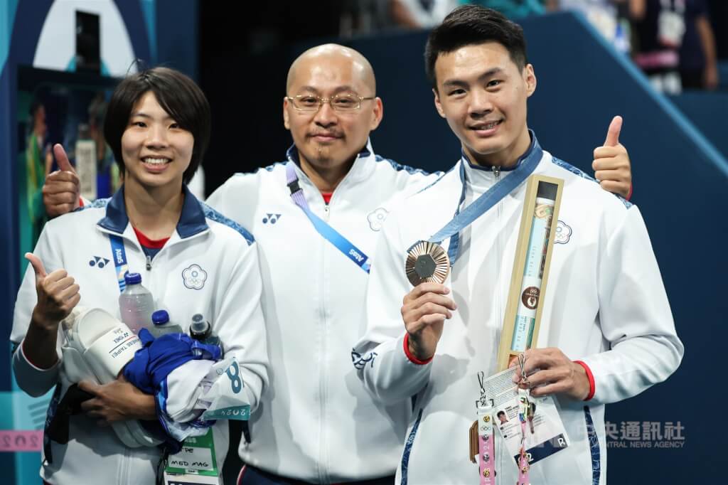 Focus_Taiwan's tweet photo. When Taiwanese gymnast #TangChiaHung (唐嘉鴻) fell to the ground during the #horizontalbar event at the Paris #Olympics📷 on Monday, he thought his chances to win a #medal were gone. #ArtisticGymnastics📷 https://t.co/HaLSE050jp https://t.co/Qu395v0wt6