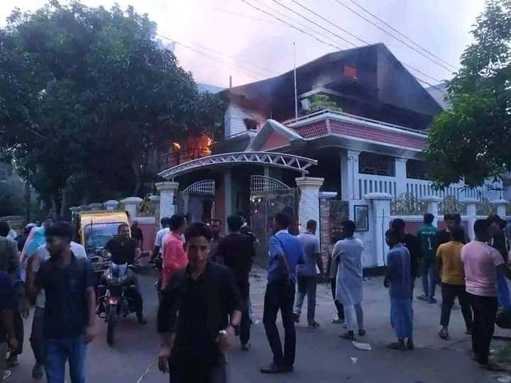 নড়াইলে মাশরাফীর বাড়িসহ জেলা আওয়ামী লীগের সভাপতি সেক্রেটারির বাড়িতে আগুন
