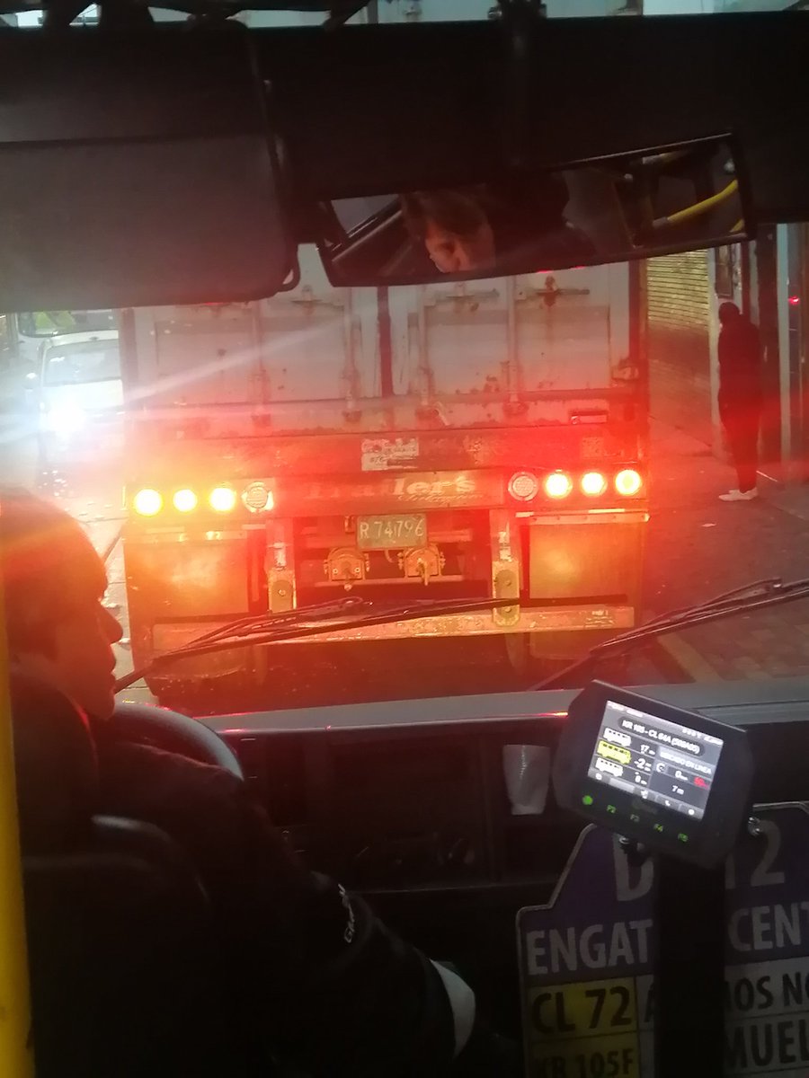 jenechs's tweet photo. @TransitoBta de cuando acá un vehículo de trasporte pesado puede transitar por los barrios de Bogotá, (calle 64 con 105, Engativá) generendo trancones y dañando las vías https://t.co/Tt478cs8JL