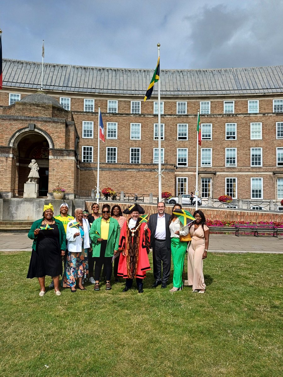 Happy independence day Jamaica! 🇯🇲

Absolutely delighted to join today with those from the Jamaican Bristol community to raise their flag in recognition of their independence in 1962 🎂

I was thankful to express my gratitude in having you as part of our city's diaspora 🌍