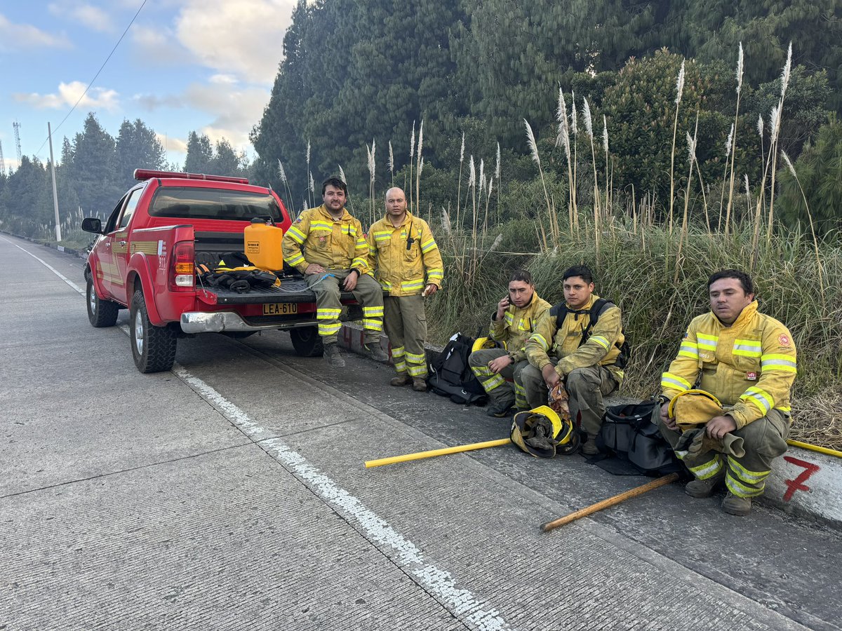 🚨Personal de Bomberos Saraguro🚨 

Empieza labores de liquidación del incendio forestal Carboncillo, moradores de las comunas apoyan en él trabajo.