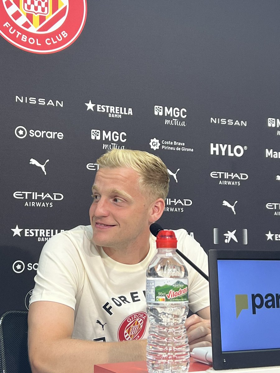 Nilsola10's tweet photo. 👏🎙️DONNY VAN DE BEEK:

“El català és part de la història del club i intentaré aprendre la llengua per millorar la meva comunicació amb l’afició i els companys. Serà difícil, però ho intentaré”.

Impossible aterrar de millor manera. Tots els èxits per ell. https://t.co/vQTxAjbmJ8