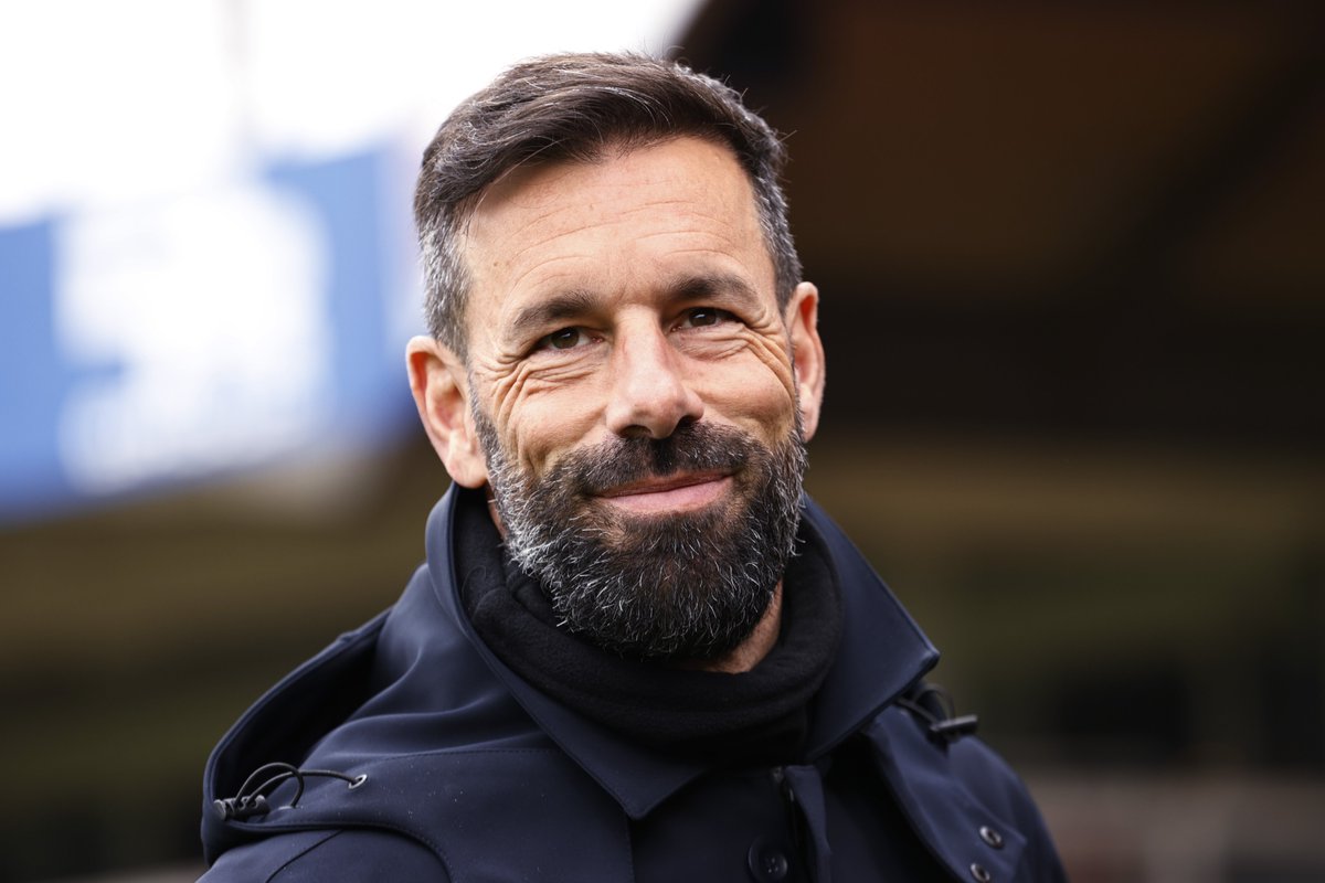 UnitedStandMUFC's tweet photo. Ruud van Nistelrooy: "I cant wait to walk through that tunnel again and meet Old Trafford, sold out again, and have a little wave at the Stretford End!" [mu] #mufc https://t.co/vSjAp2u2ws