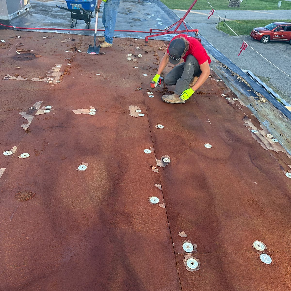 ClimashieldR's tweet photo. A recent commercial roofing project that involved a complete tear off, deck repair, tapered/sloped insulation system and a new PVC membrane with a 20 year warranty! 

The assist from @SkyPointCrane lifting off the completely saturated old roofing substrate.

Call 724-400-5939 https://t.co/yAFr7nSzNH