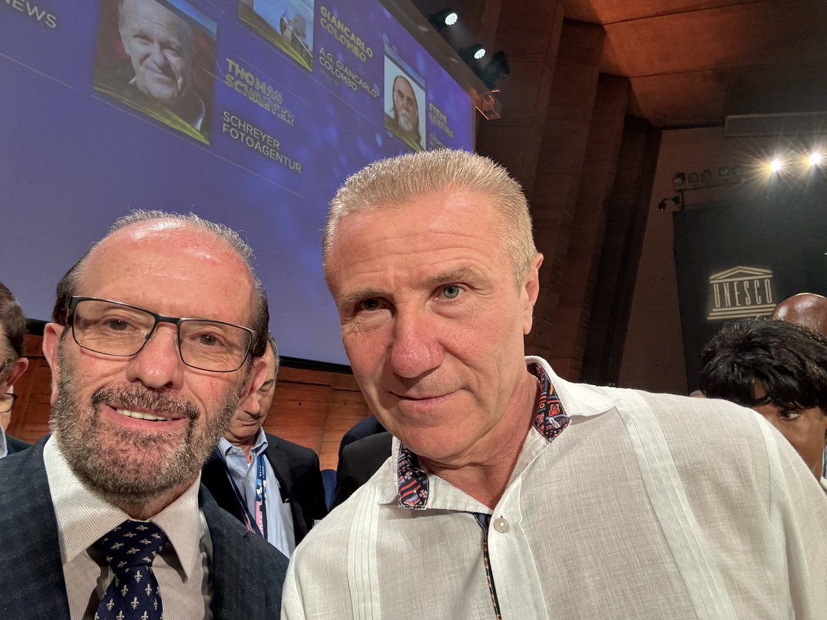 fersch_4's tweet photo. AIPS  y UNESCO en Paris reconocieron mis 11 olímpicos. Lo recibí de Nadia Comaneci. Saludé a Sergei Bubka. Edwin Moses. Nawal El Motowaukel. Ana Fidelia Quirot. Daley Thompson. Sebastian Coe. También reconocido el gran fotógrafo David Leah. Gracias a la vida. https://t.co/Mun9UW7LQ5