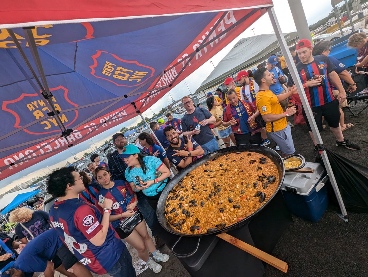 FCBPenyes's tweet photo. 🥳 🥘 No Penya, no party! @FCBarcelona_NYC cooked a big paella for the El Clasico tailgate. What a blast!

🙌 La PB de Nova York va cuinar una paella per la prèvia de El Clàssic

👏 La PB de Nueva York cocinó una paella para la previa de El Clásico https://t.co/yIK0sW08Yc